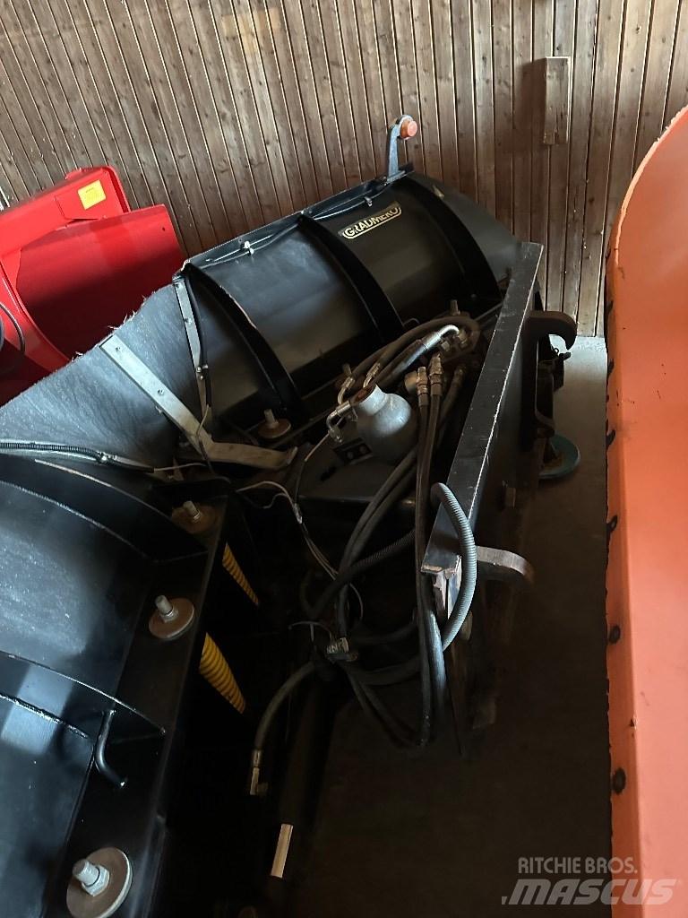 Gradmeko 320 v Schneeschilde und -pflüge