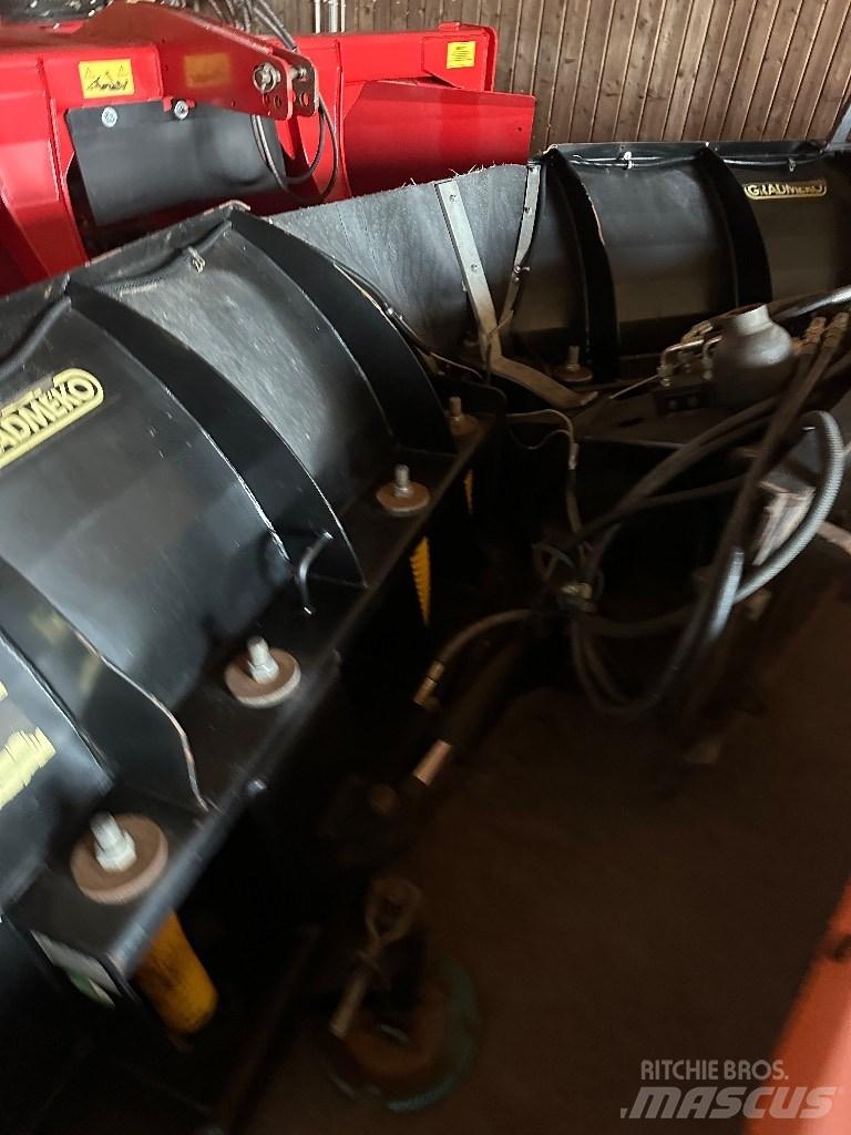 Gradmeko 320 v Schneeschilde und -pflüge