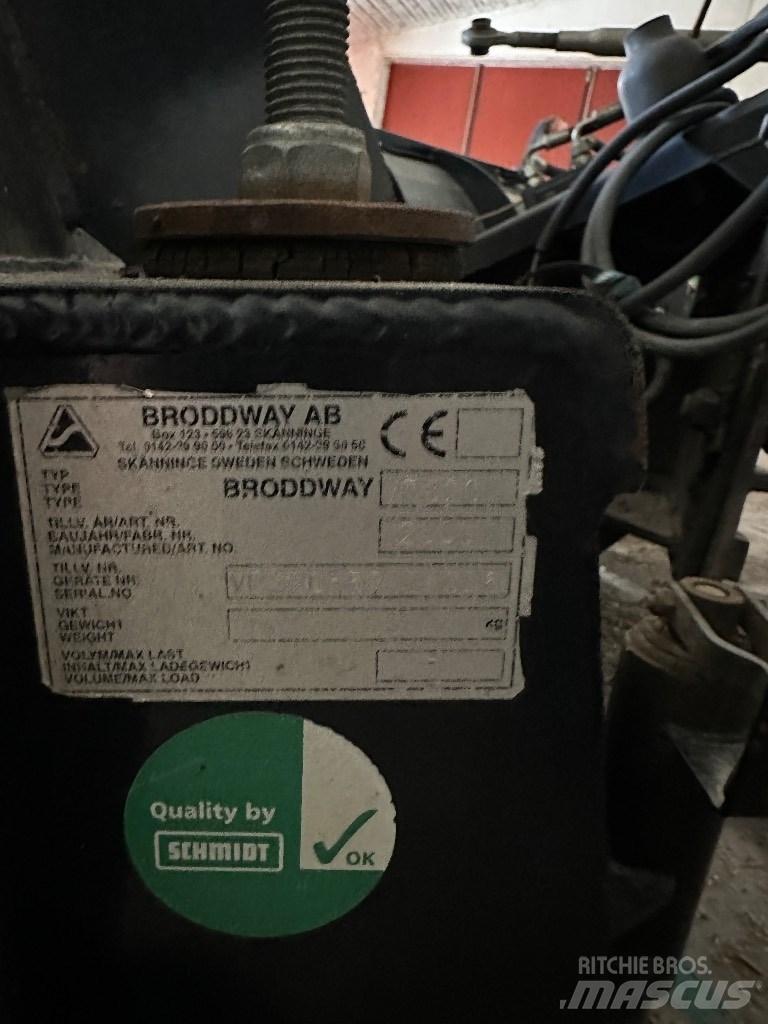 Gradmeko 320 v Schneeschilde und -pflüge