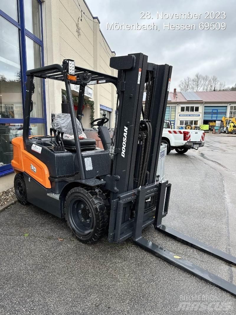 Doosan D30NXS Diesel Stapler