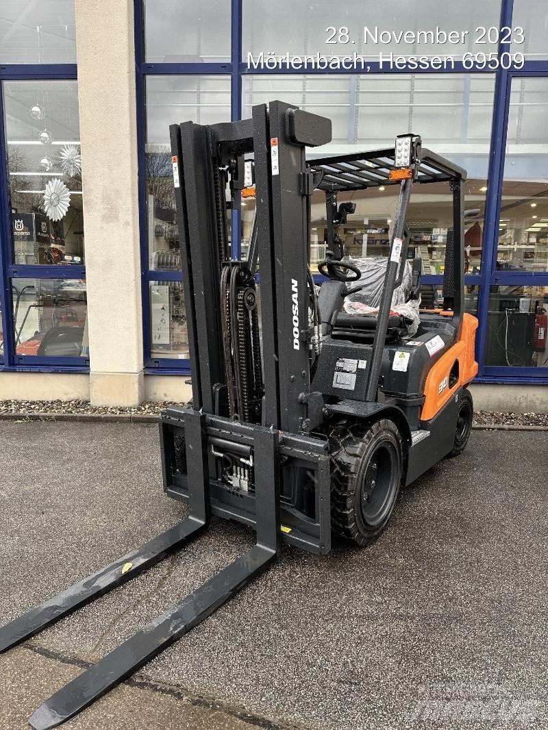 Doosan D30NXS Diesel Stapler