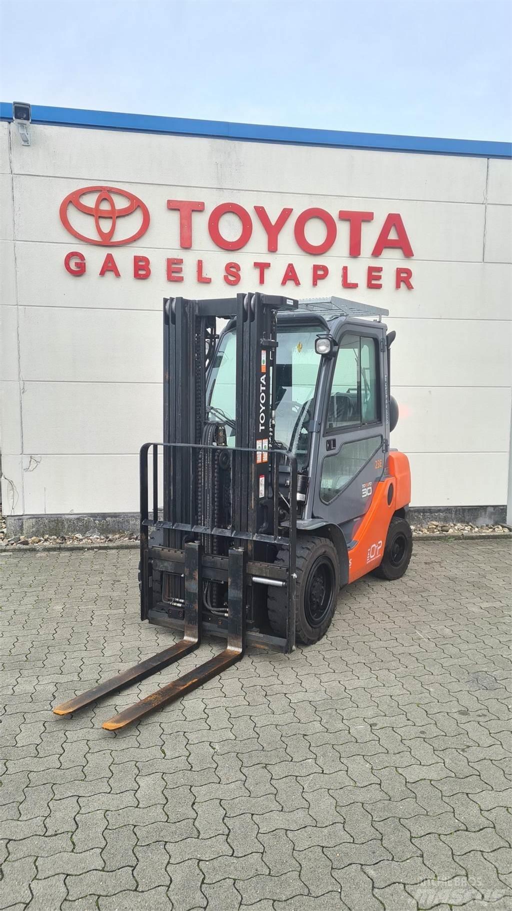 Toyota 02-8FGF30 Gas Stapler
