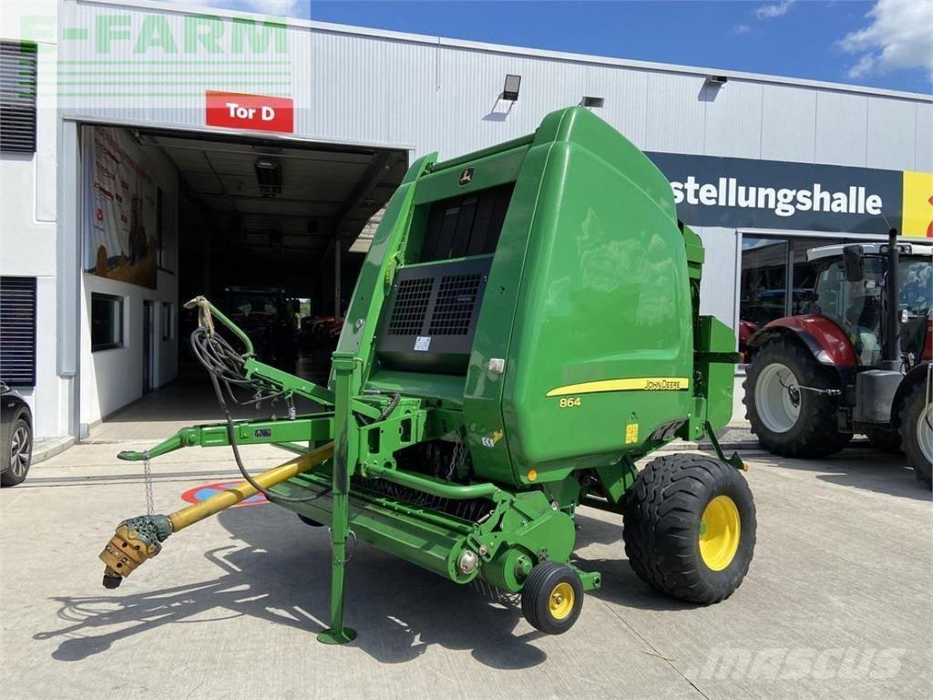 John Deere 864 Quaderpressen