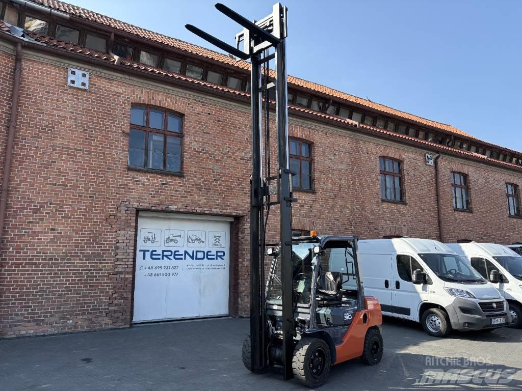 Toyota 06-8FD30F Diesel Stapler