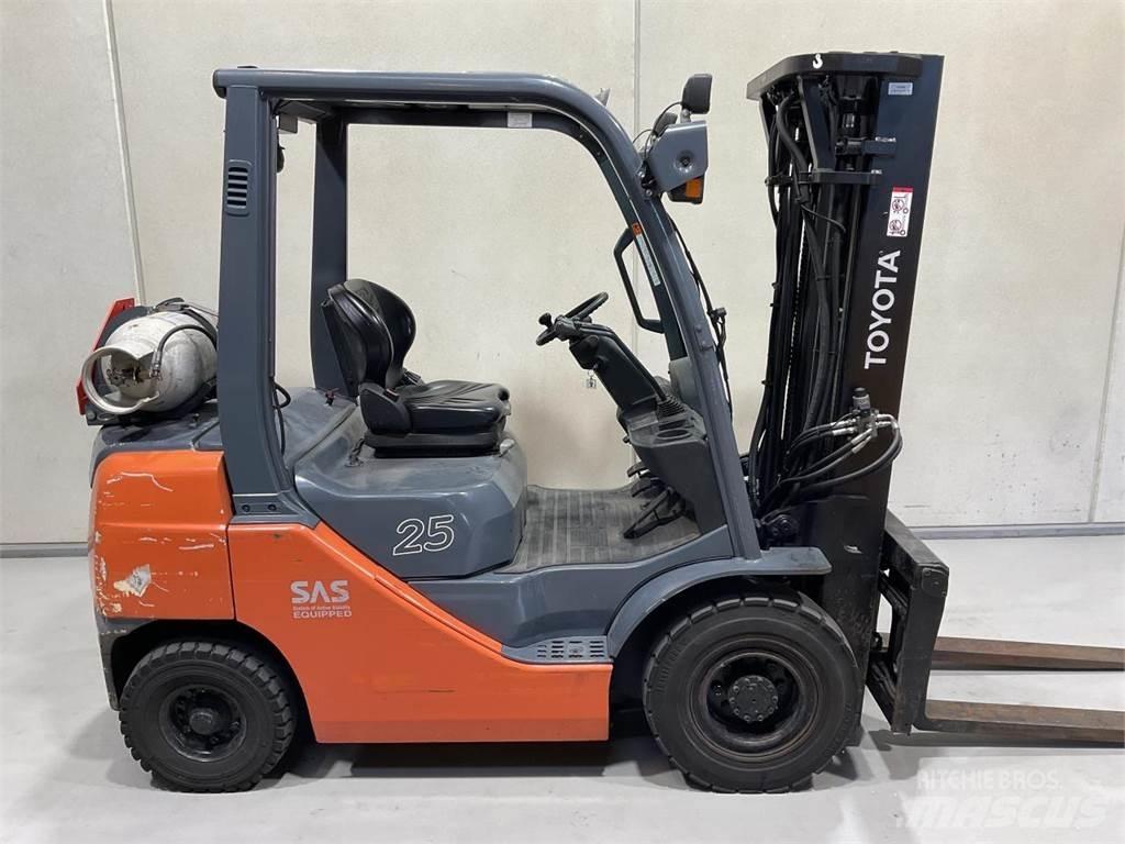 Toyota 8FGF25 Gas Stapler