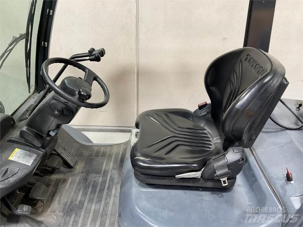 Toyota 8FGF25 Gas Stapler