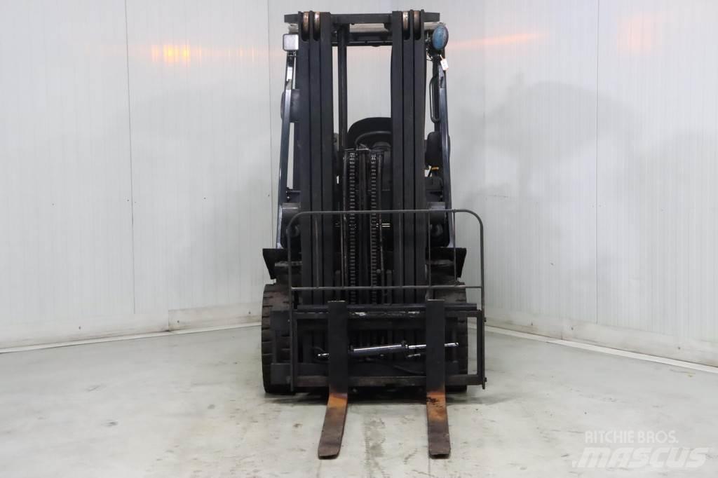 Nissan U1D2A20LQ Gas Stapler