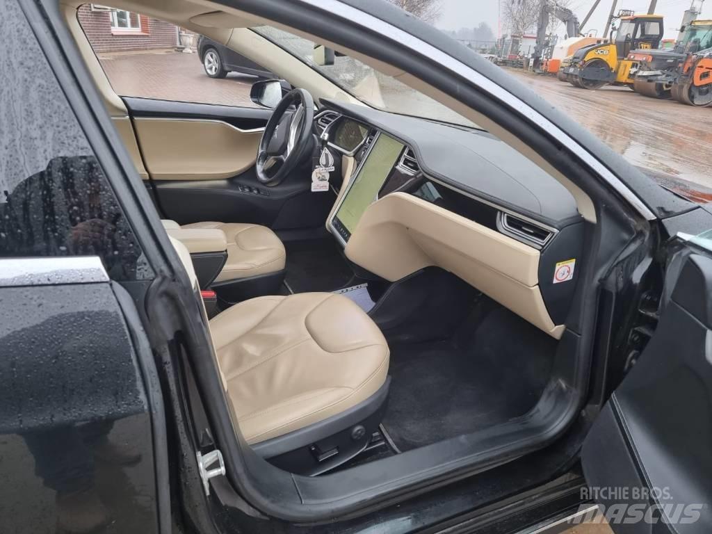 Tesla Model S P85 PKWs