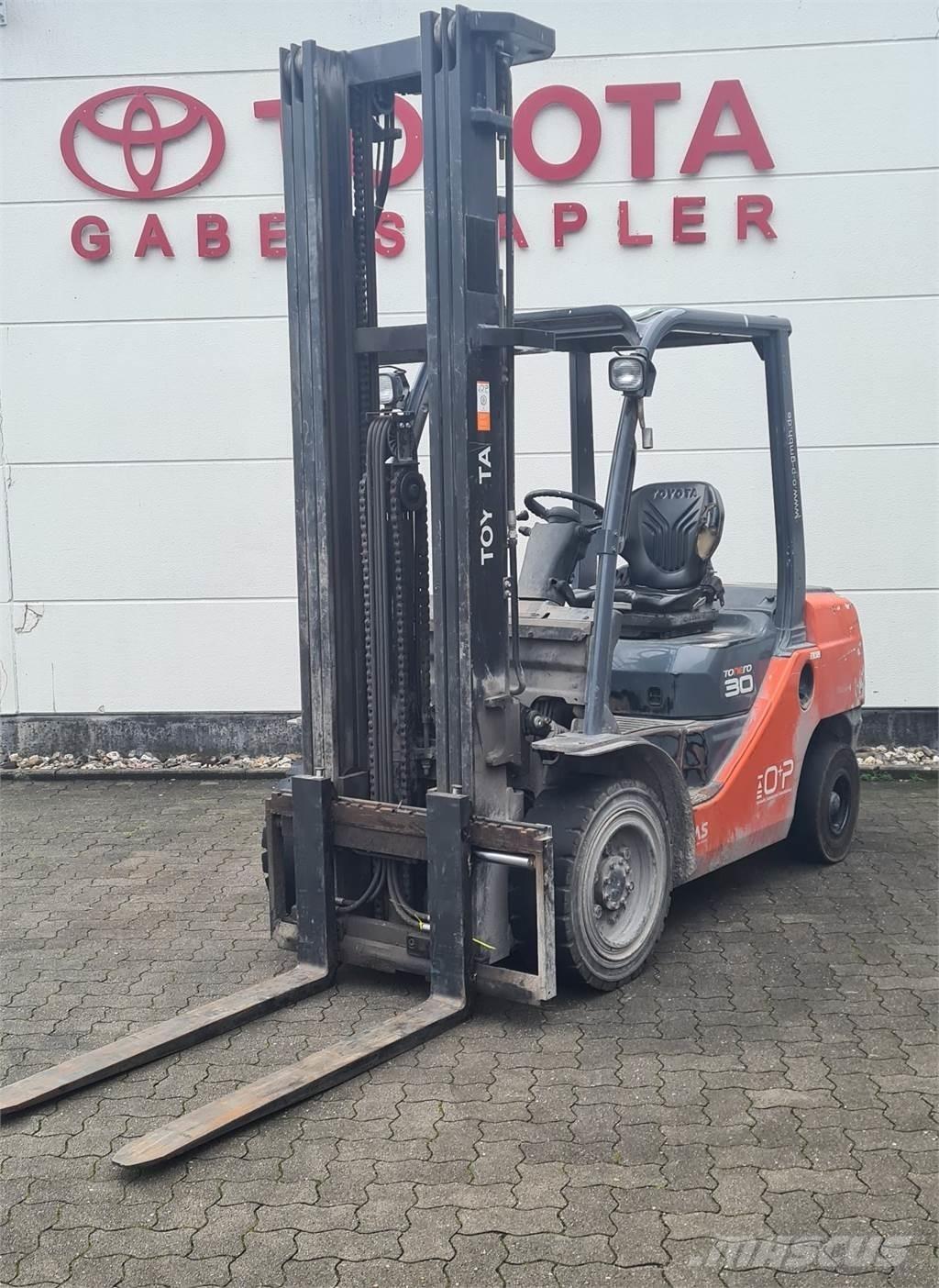Toyota 02-8FDF30 Diesel Stapler