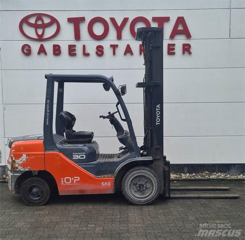 Toyota 02-8FDF30 Diesel Stapler