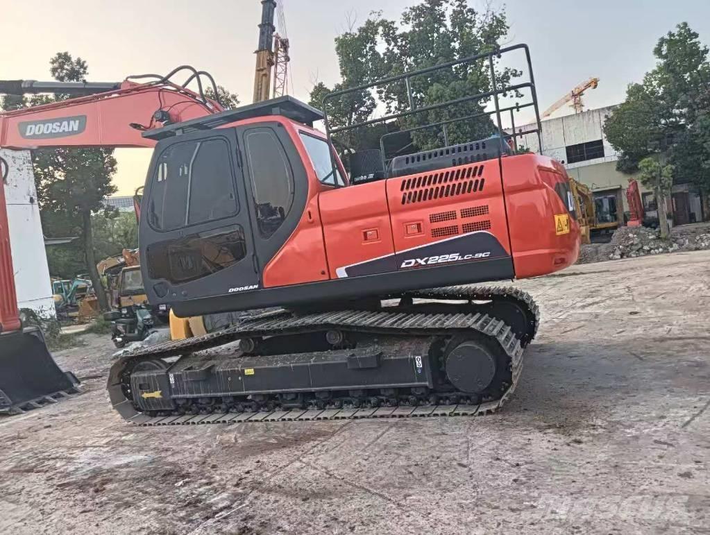 Doosan DX 225 LC Raupenbagger