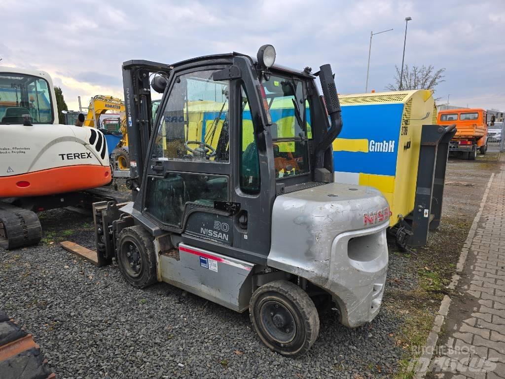 Nissan 30 YG1D2A30Q Diesel Stapler