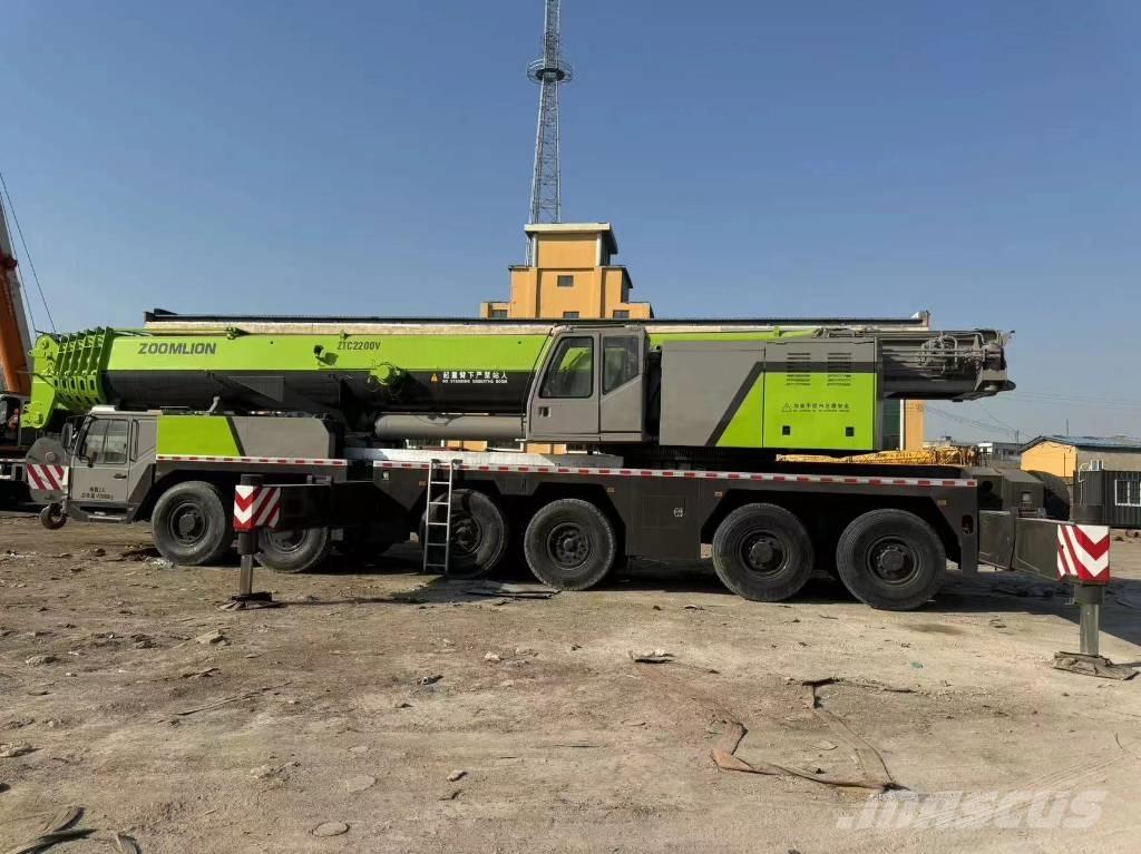Zoomlion 220 Ton All-Terrain-Krane