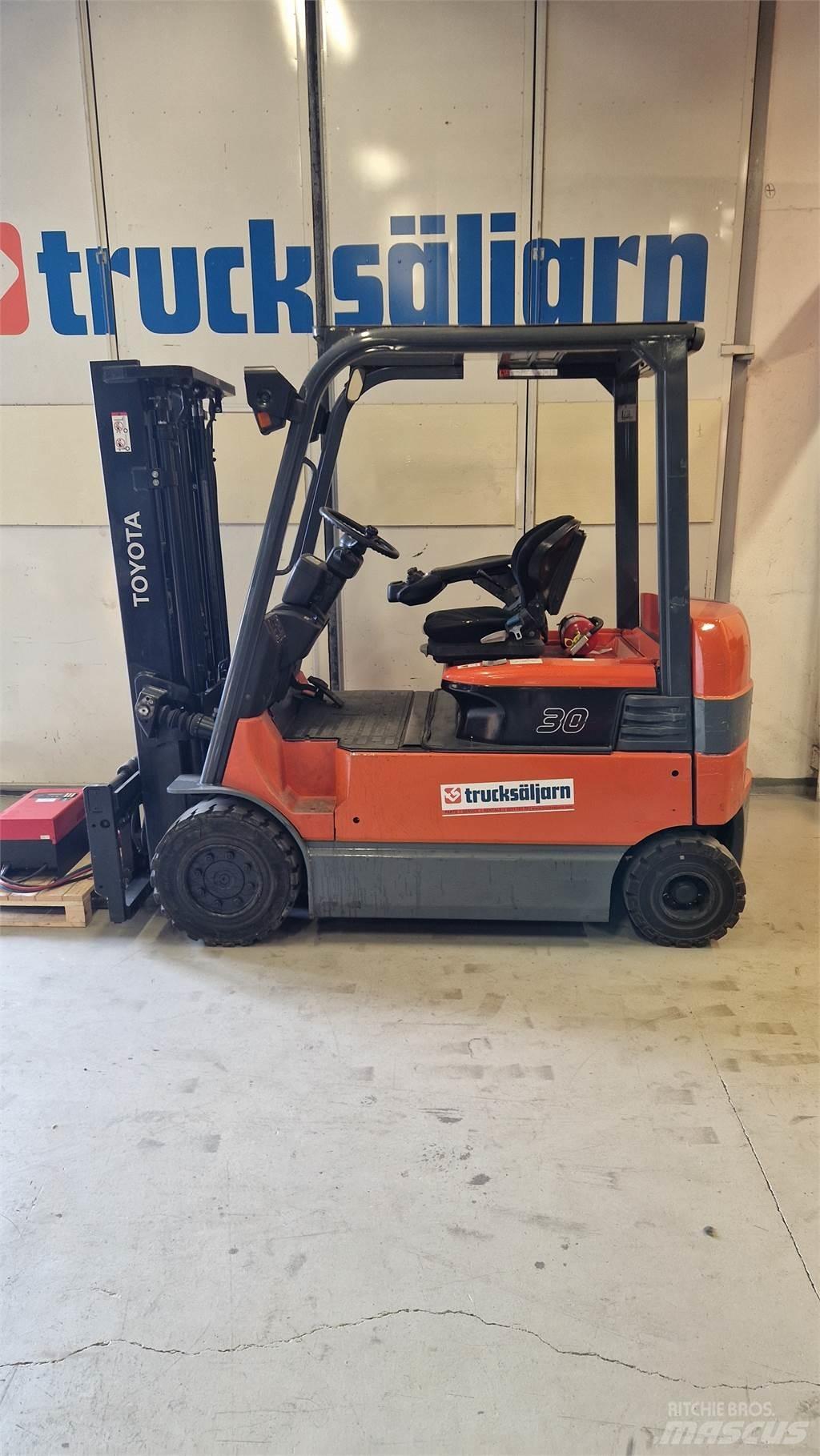 Toyota 7FBMF30 Elektro Stapler