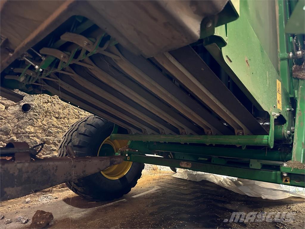 John Deere V461M Rundballenpressen