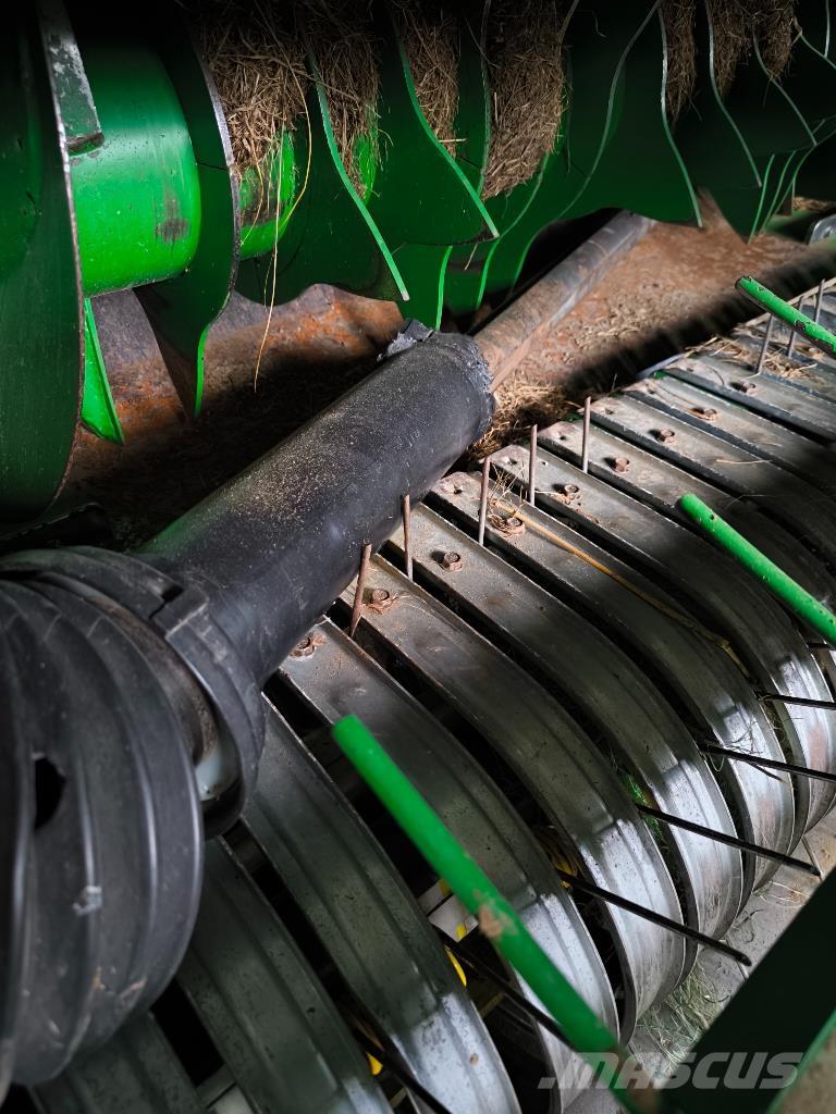 John Deere V461M Rundballenpressen
