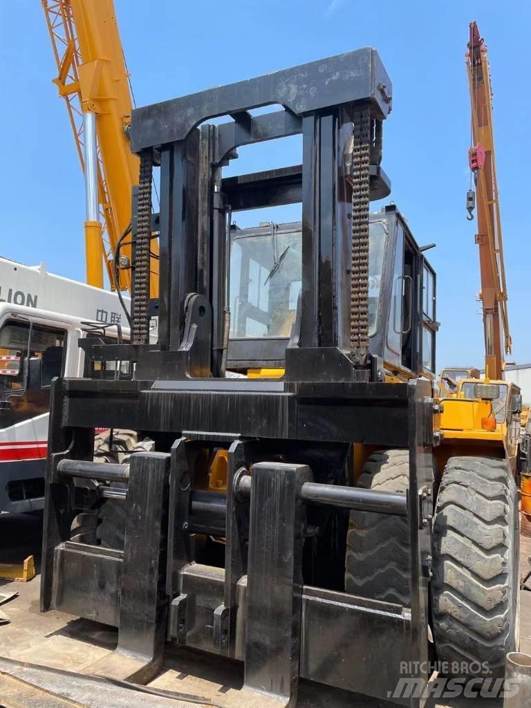 Komatsu 30 Ton Diesel Stapler