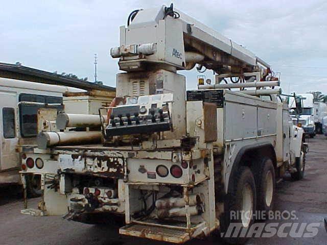 Altec D1000BR Fahrzeug mit mobiler Bohranlage