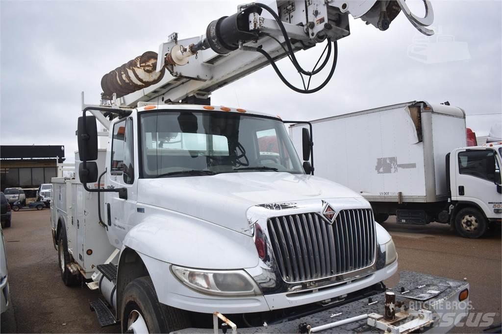 Altec D2045TR Fahrzeug mit mobiler Bohranlage