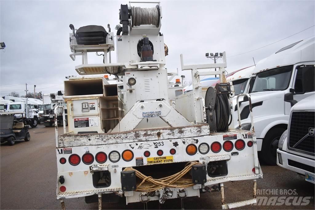 Altec D2045TR Fahrzeug mit mobiler Bohranlage