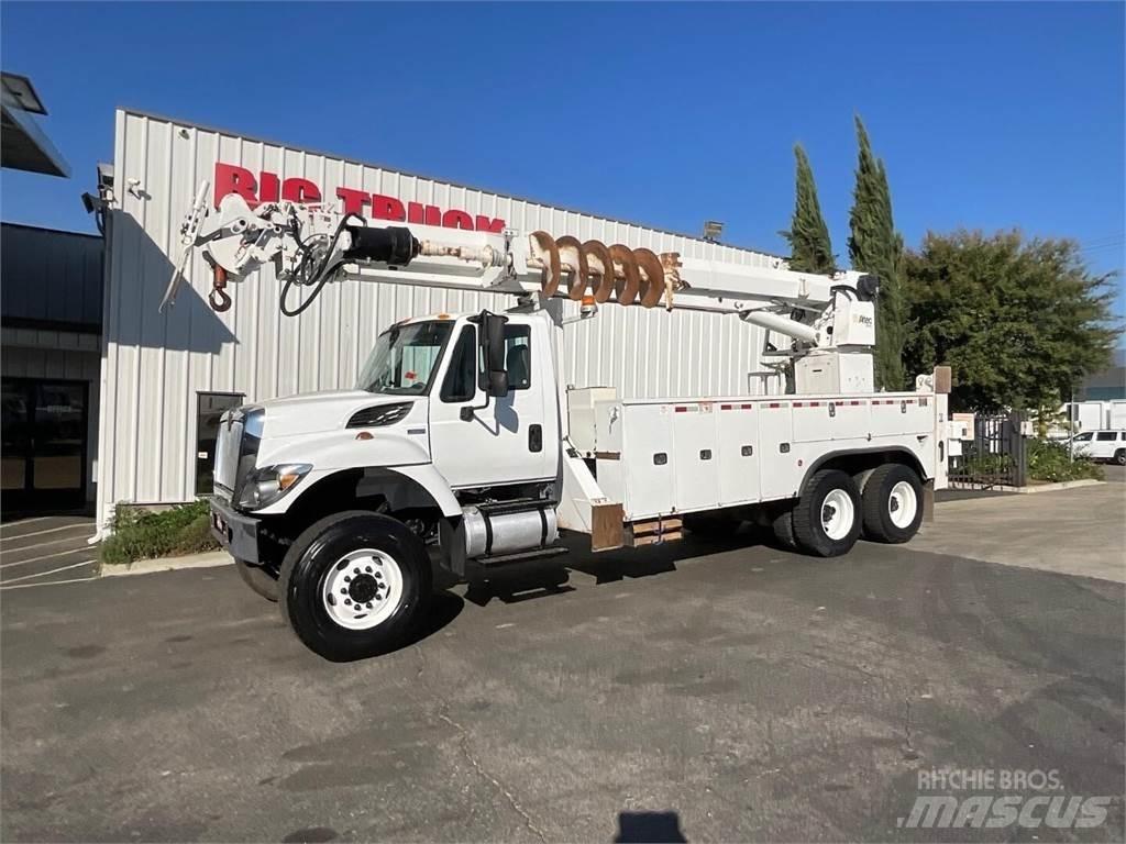 Altec D4065BTR Fahrzeug mit mobiler Bohranlage