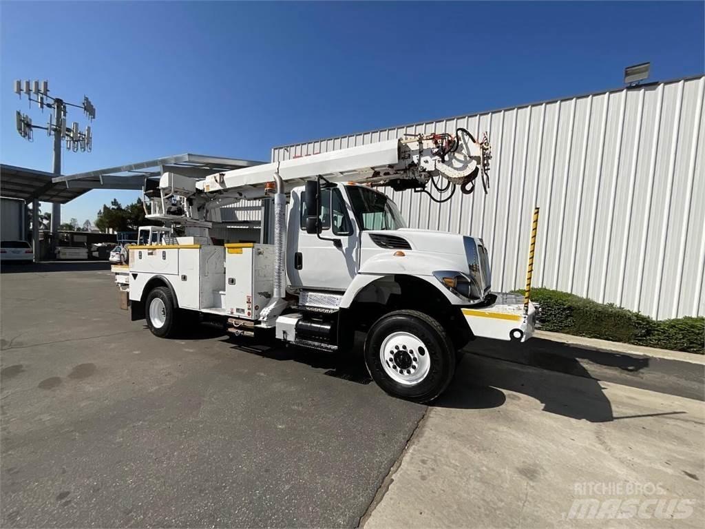 Altec DC47TR Fahrzeug mit mobiler Bohranlage