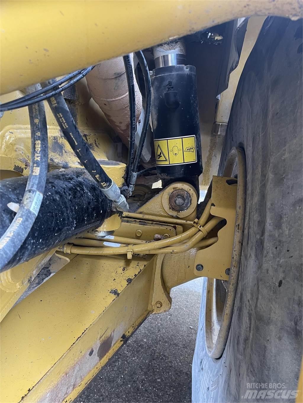 CAT 745 Dumper - Knickgelenk