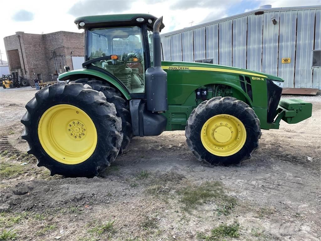 John Deere 8235R Traktoren