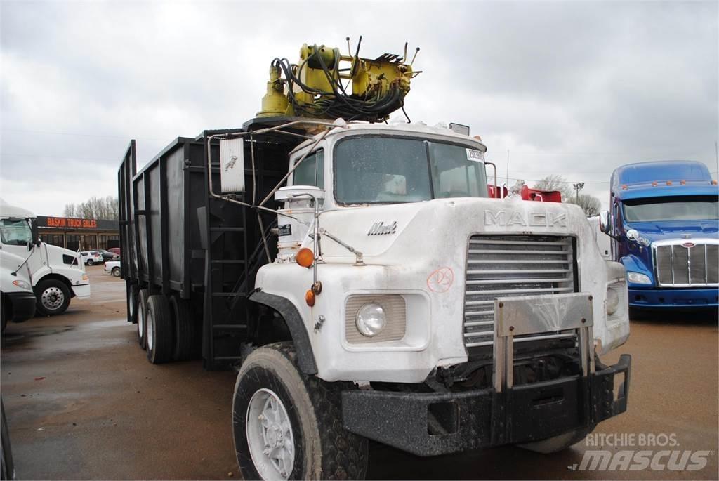 Mack DM690S Kranwagen