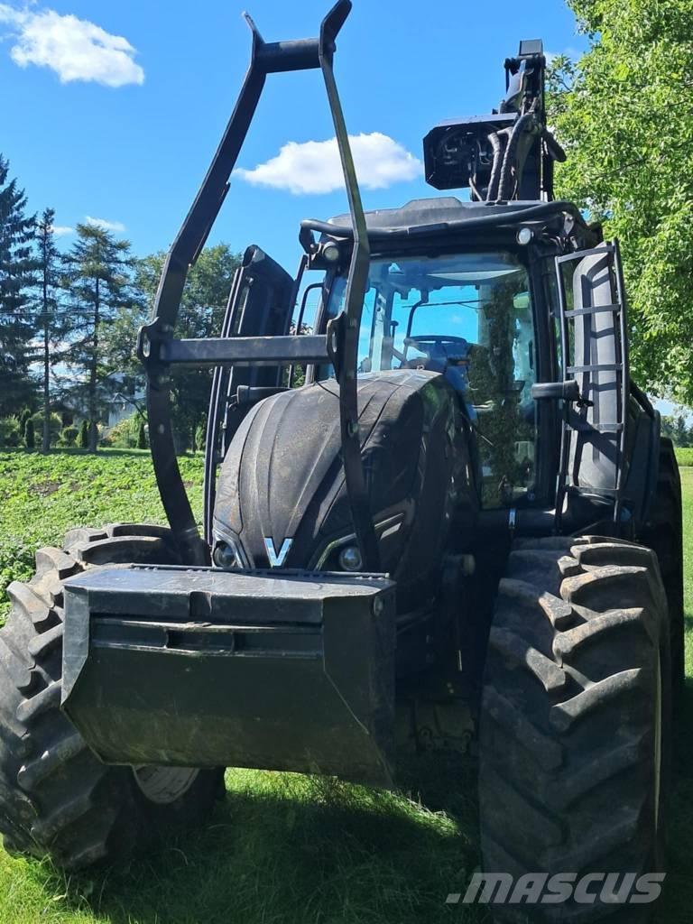 Valtra T 174 Forsttraktoren