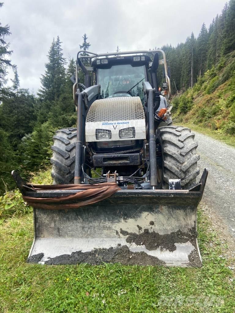 Valtra T 162 Forsttraktoren