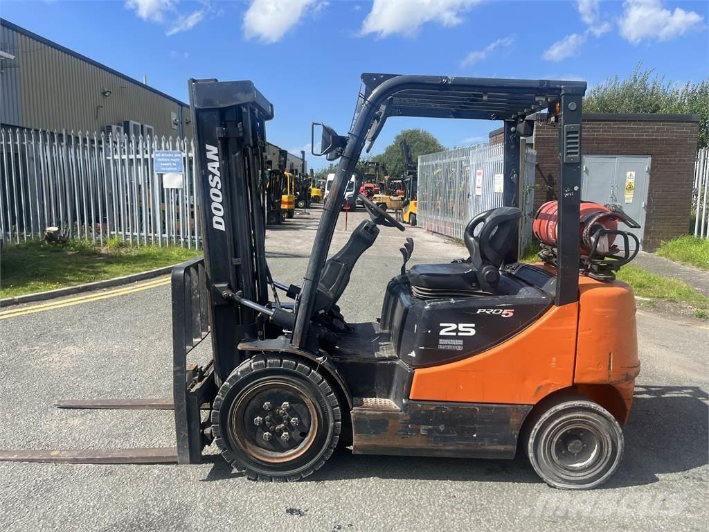 Doosan G25P-5 Gas Stapler