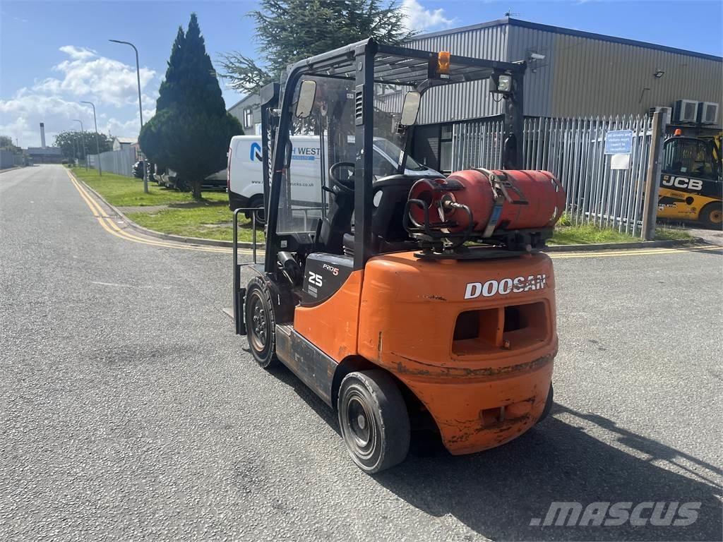 Doosan G25P-5 Gas Stapler