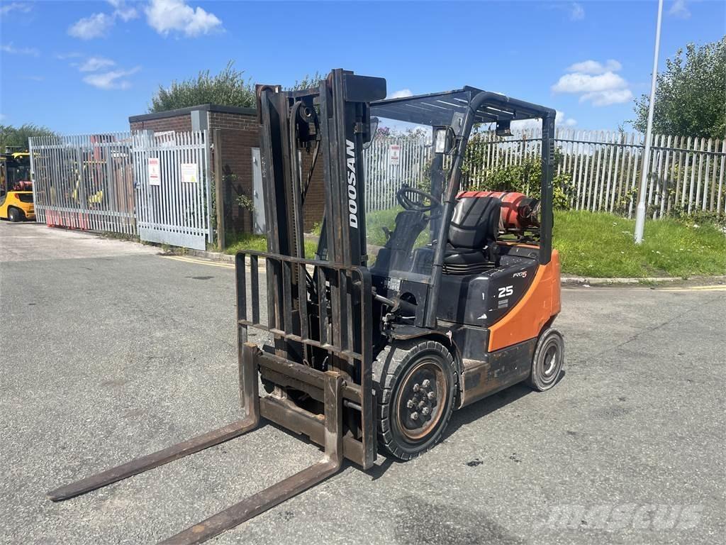 Doosan G25P-5 Gas Stapler