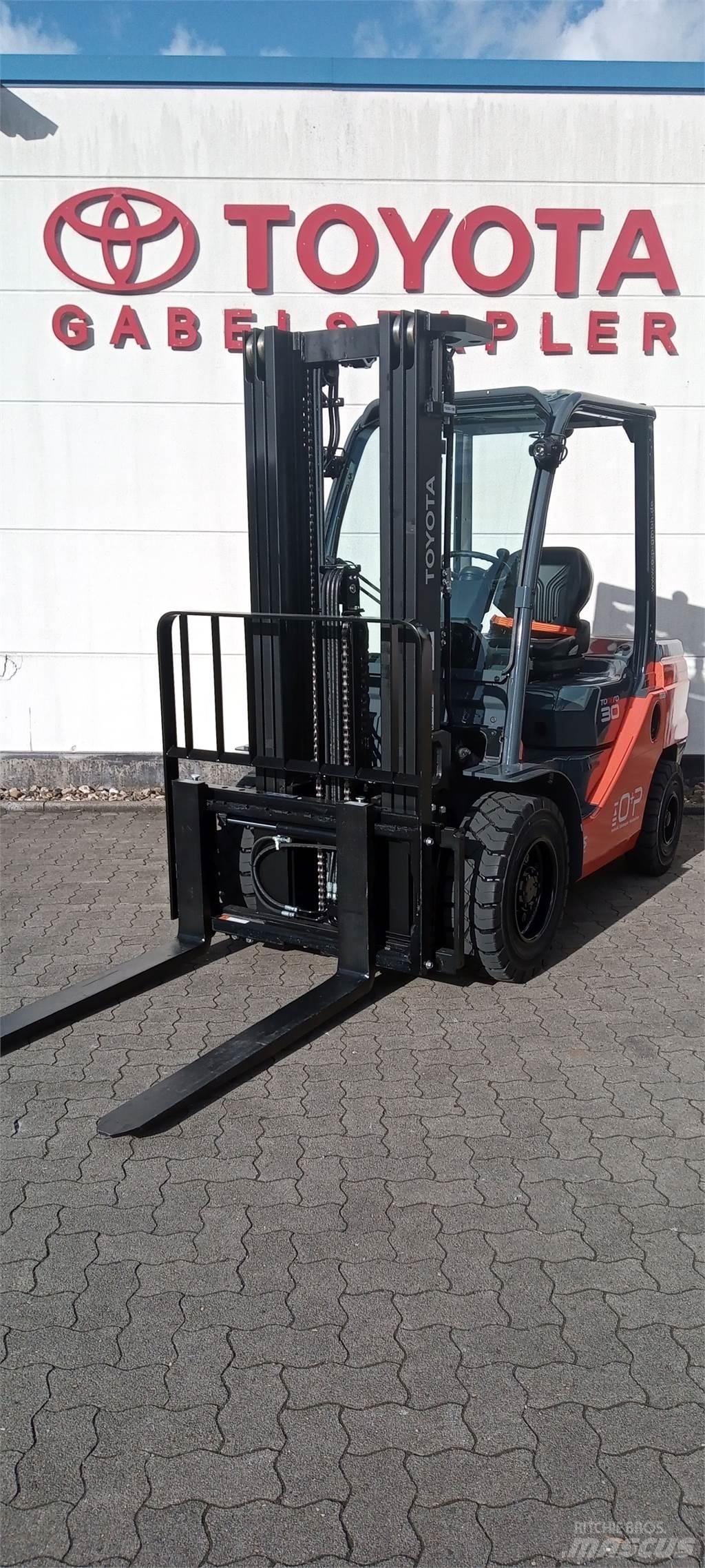 Toyota 52-8FDF30 Diesel Stapler