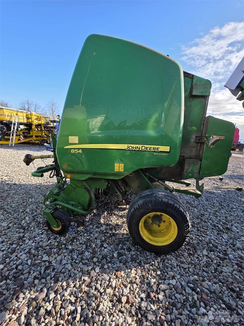 John Deere 854 Rundballenpressen