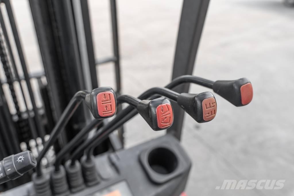 Manitou MI 25 D Diesel Stapler