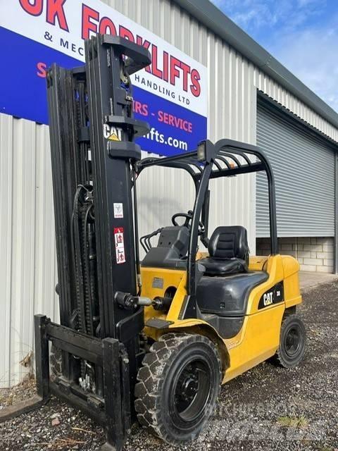 CAT DP 30 N Diesel Stapler