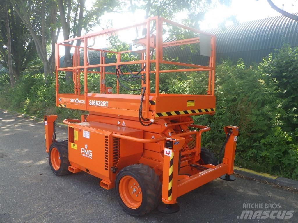 SkyJack SJ6832RT Scheren-Arbeitsbühnen