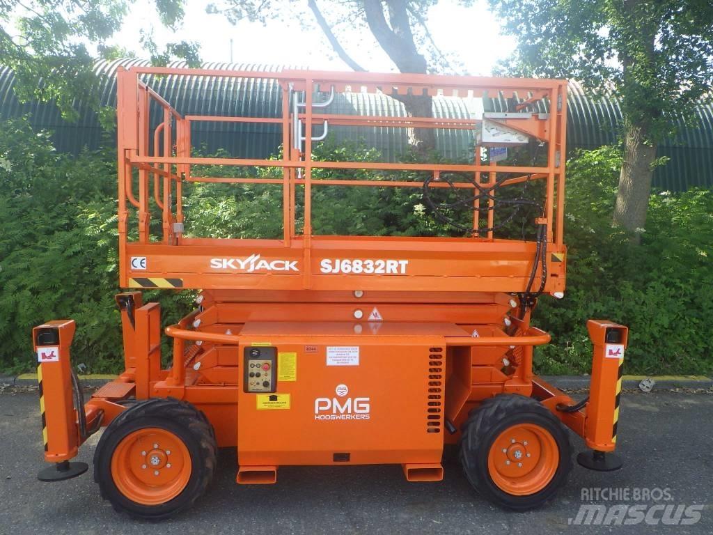 SkyJack SJ6832RT Scheren-Arbeitsbühnen