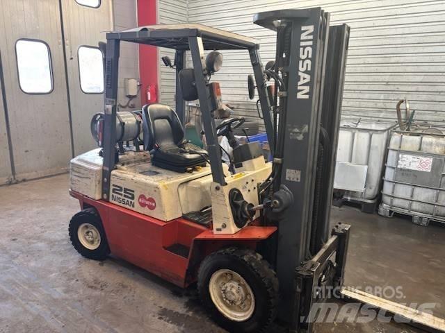 Nissan UJ02 A 25 U Gas Stapler