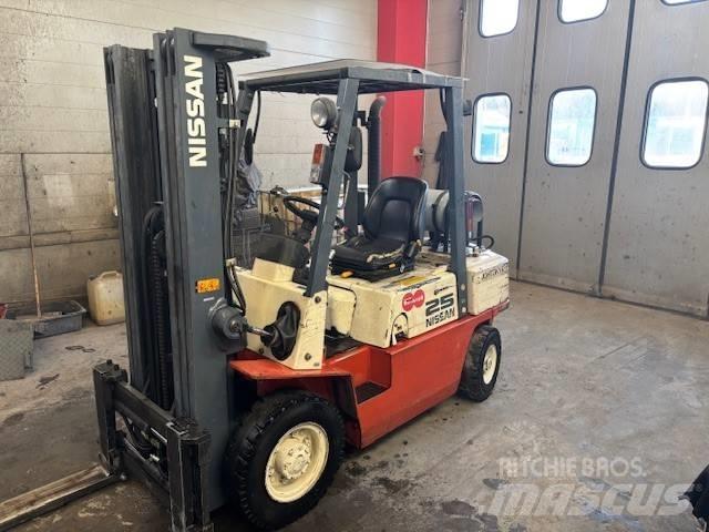 Nissan UJ02 A 25 U Gas Stapler