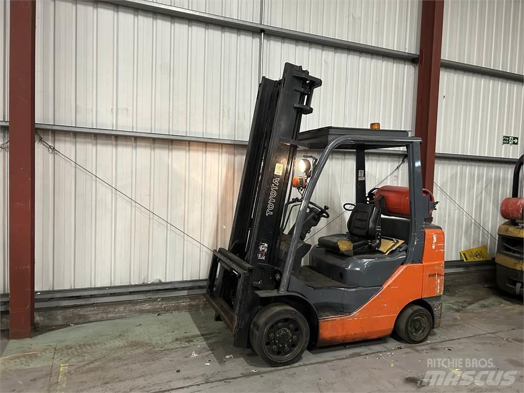 Toyota 8FGCU30 Gas Stapler