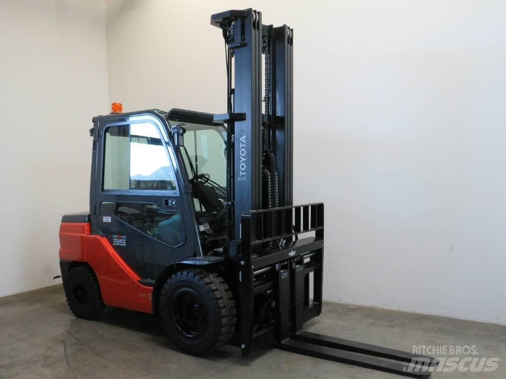 Toyota 8 FDJF 35 Diesel Stapler