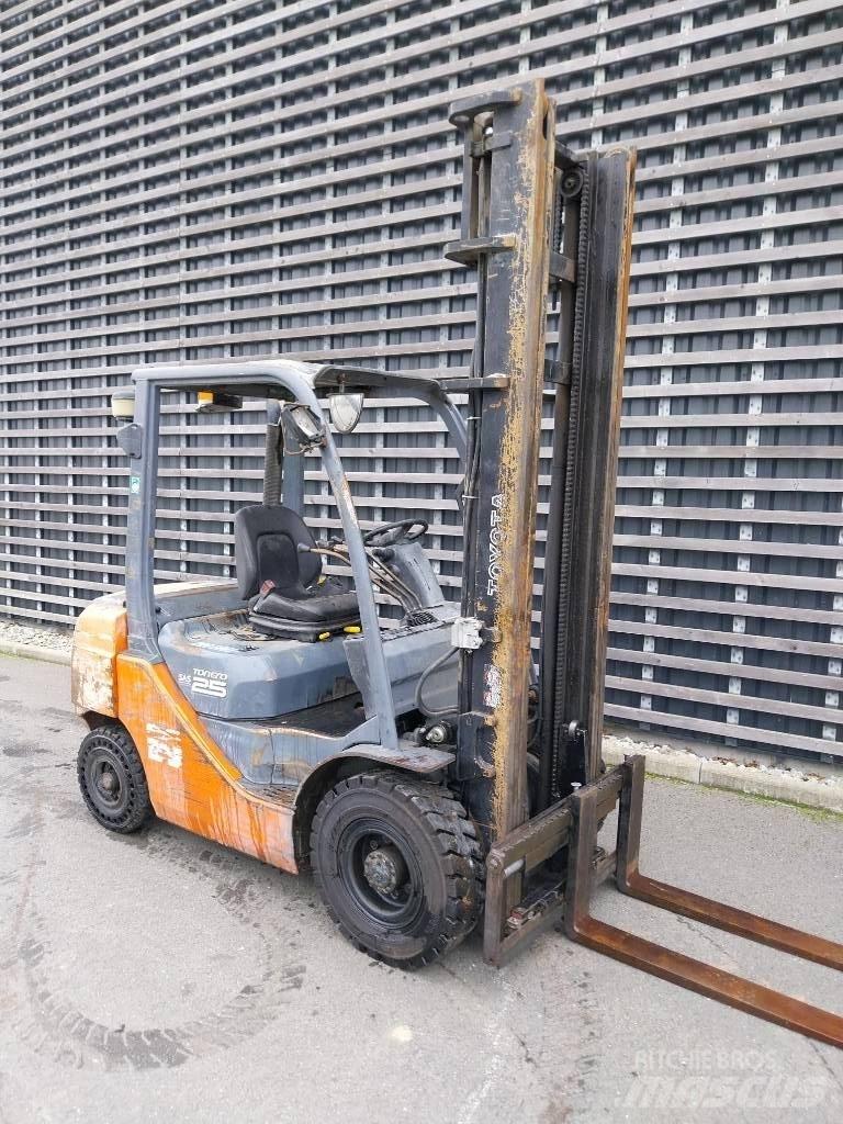 Toyota 25 Diesel Stapler
