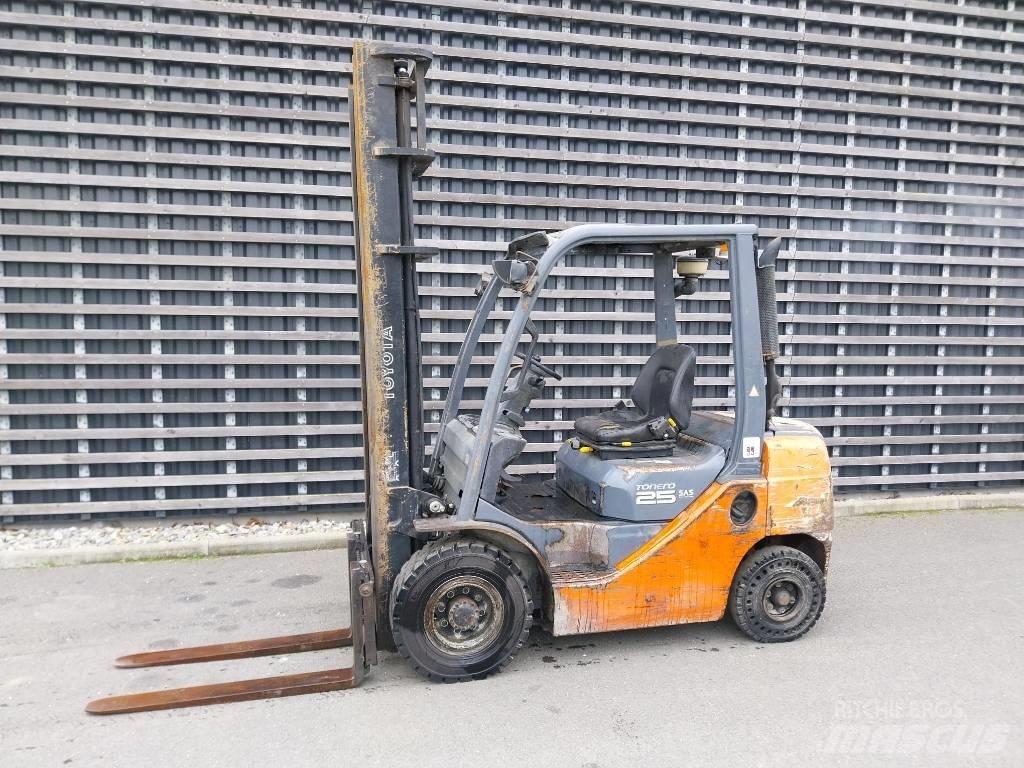 Toyota 25 Diesel Stapler