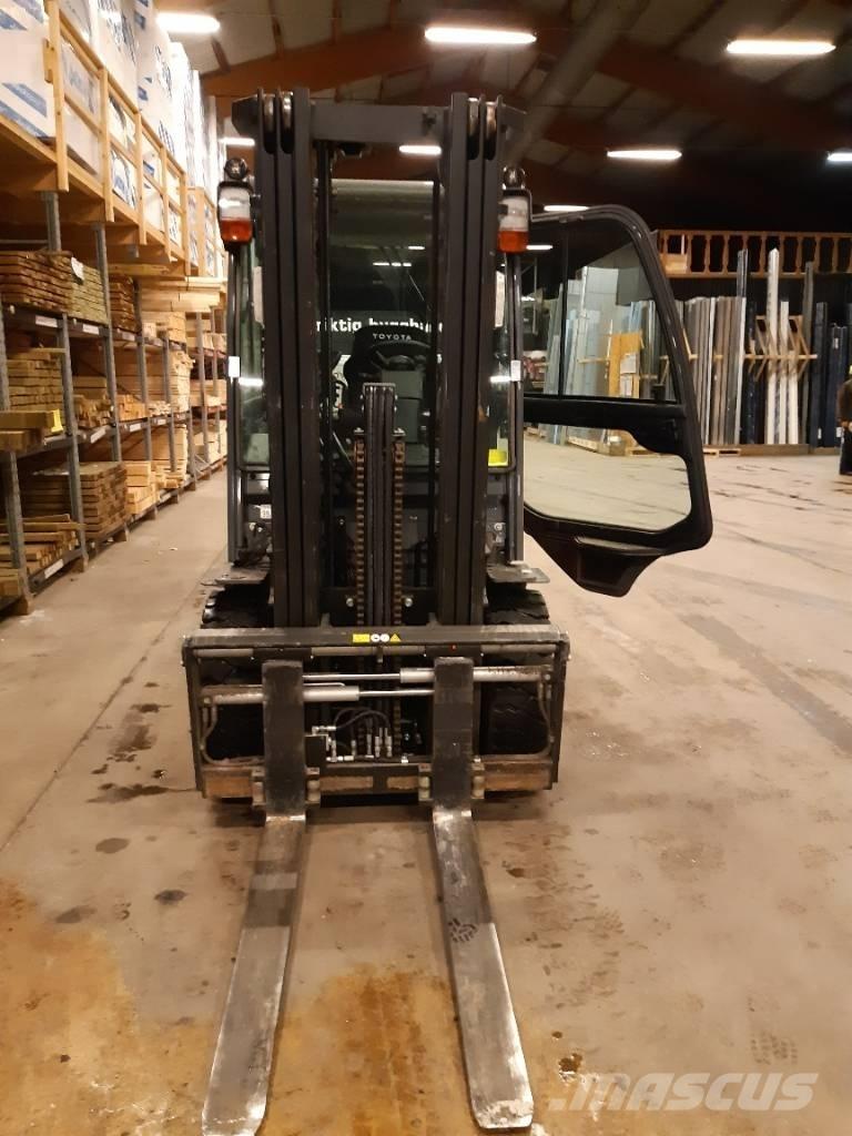 Toyota 02-8FDF30 Diesel Stapler