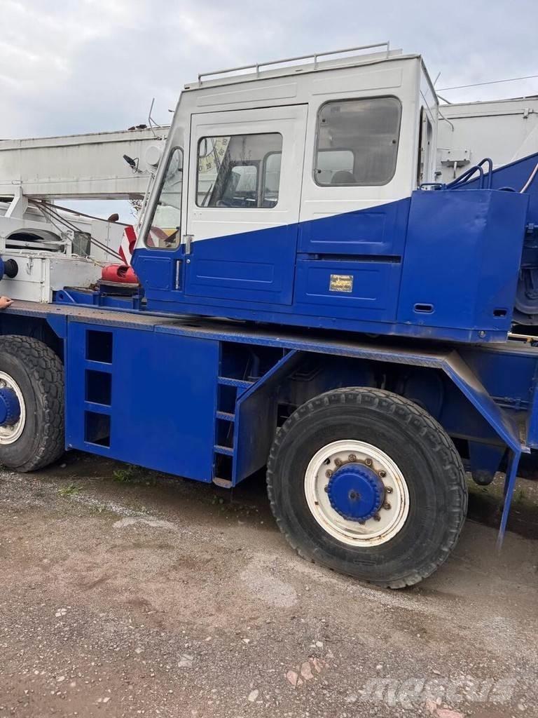Tadano AR 300E Kranwagen