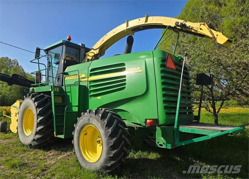 John Deere 7300 Selbstfahrende Häcksler