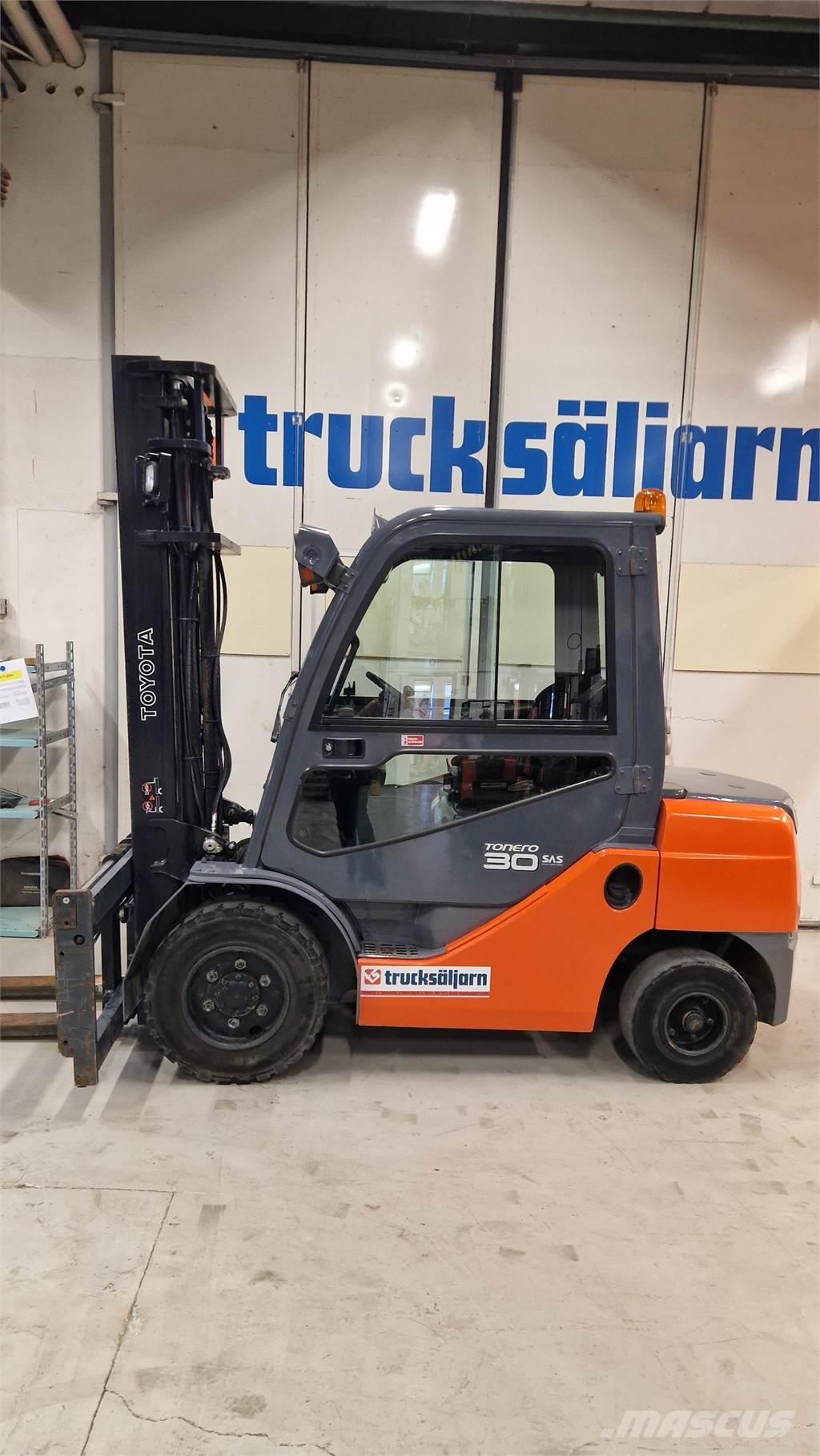 Toyota 8FDF30 Diesel Stapler